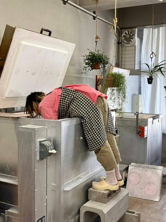 はしもとさちえさんの工房での製作風景