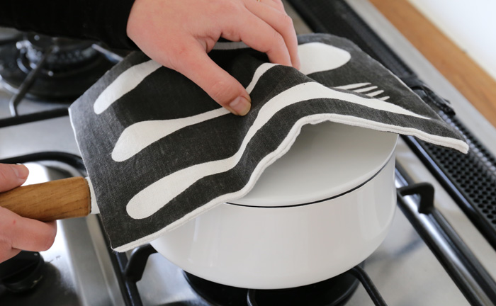 KORPI&GORDON(コルピ＆ゴードン)の鍋つかみを鍋敷きにしたり、ランチョンマットにしたり。