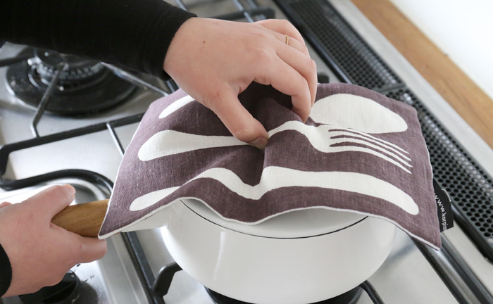KORPI&GORDON(コルピ＆ゴードン)の鍋つかみを鍋敷きにしたり、ランチョンマットにしたり。