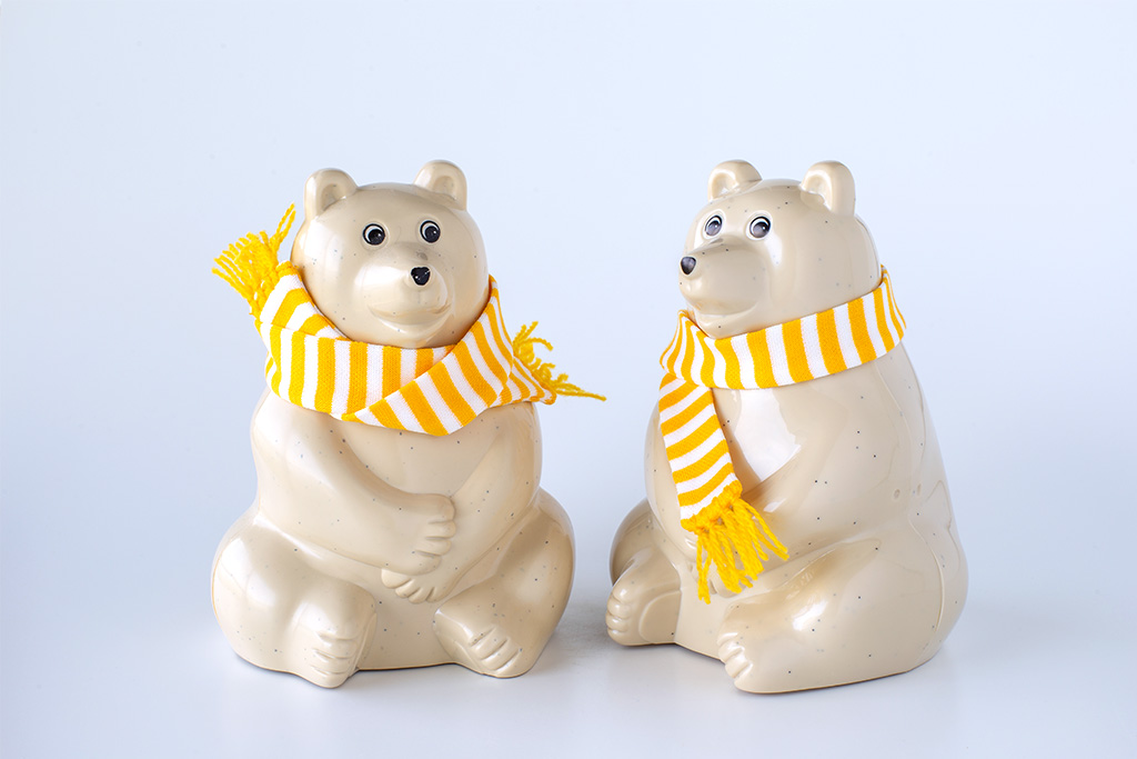 【2022年秋冬限定】しろくま貯金箱（黄ボーダーマフラー付き） Polar Bear Money Box