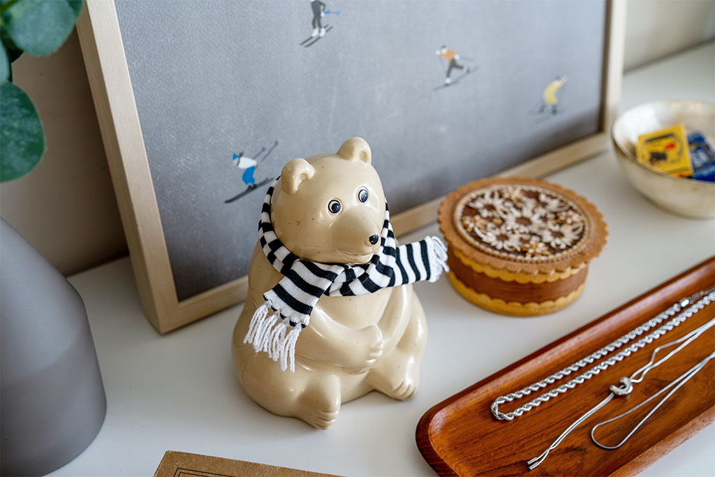 【2026年限定】しろくま貯金箱｜ブラックボーダーマフラー付き Polar Bear Money Box