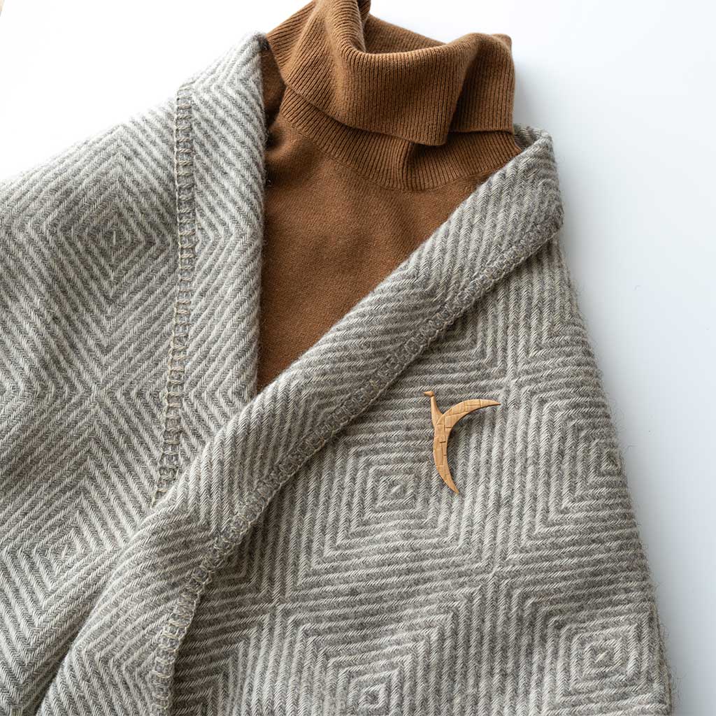 ao11｜ブローチ ミカヅキトリ