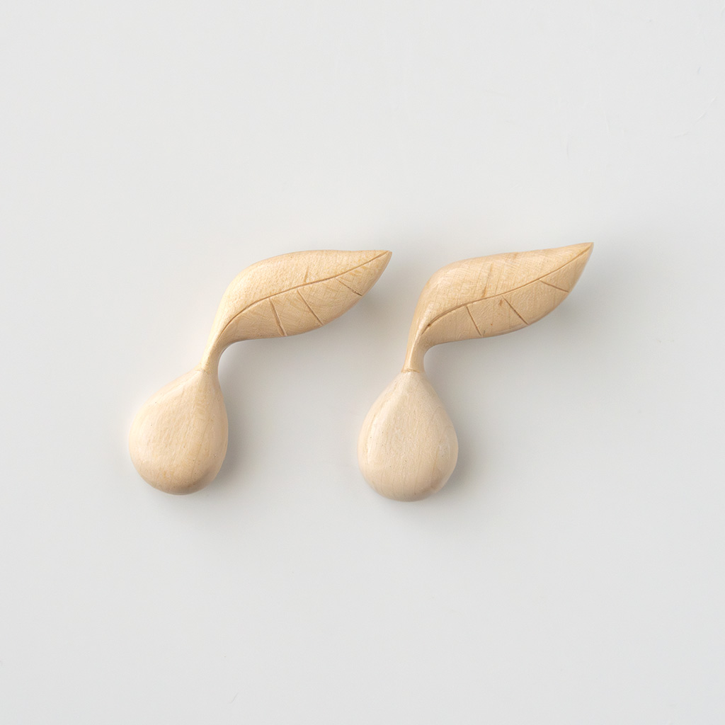 ao11｜ブローチ 白い実