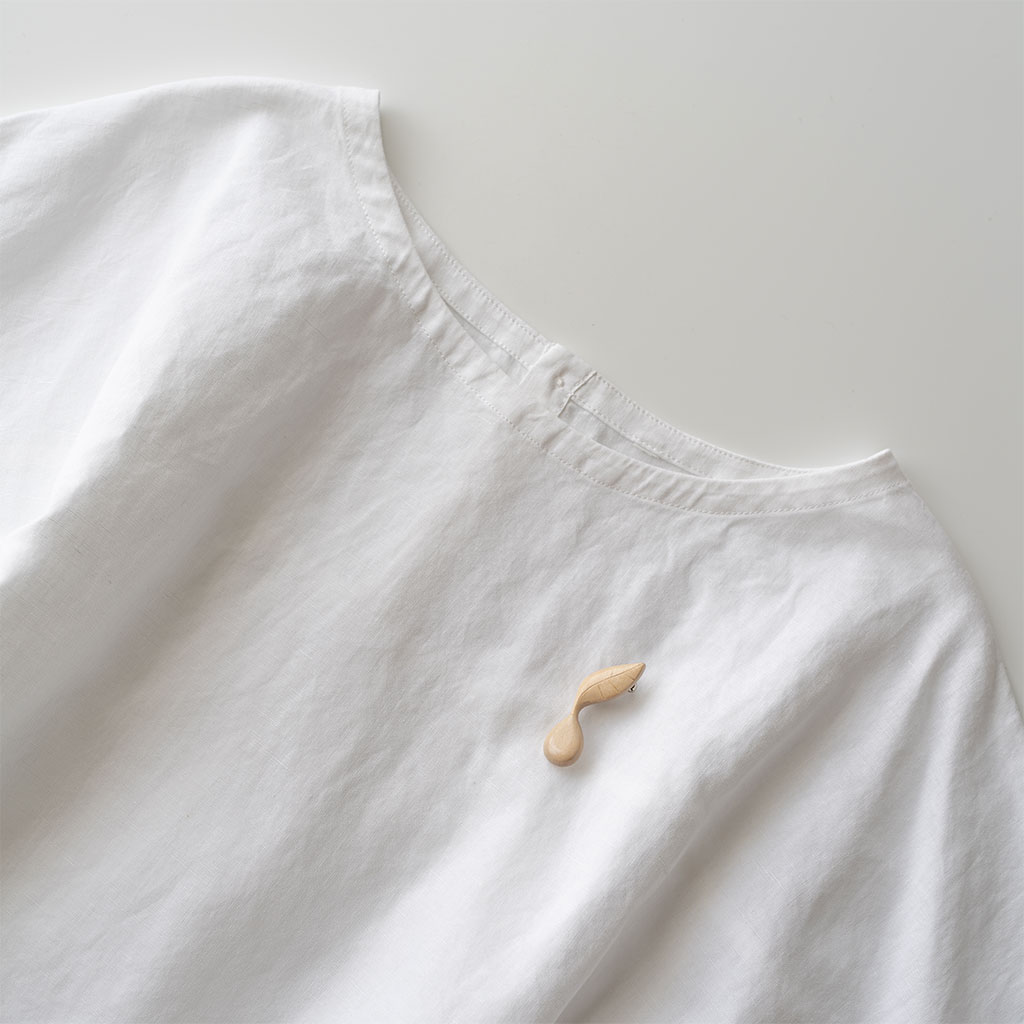 ao11｜ブローチ 白い実