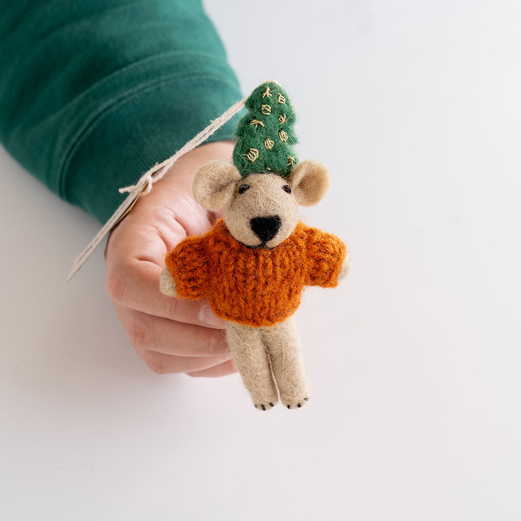A WORLD OF CRAFT｜オーナメント 09 BEAR WITH CHRISTMAS TREE HAT