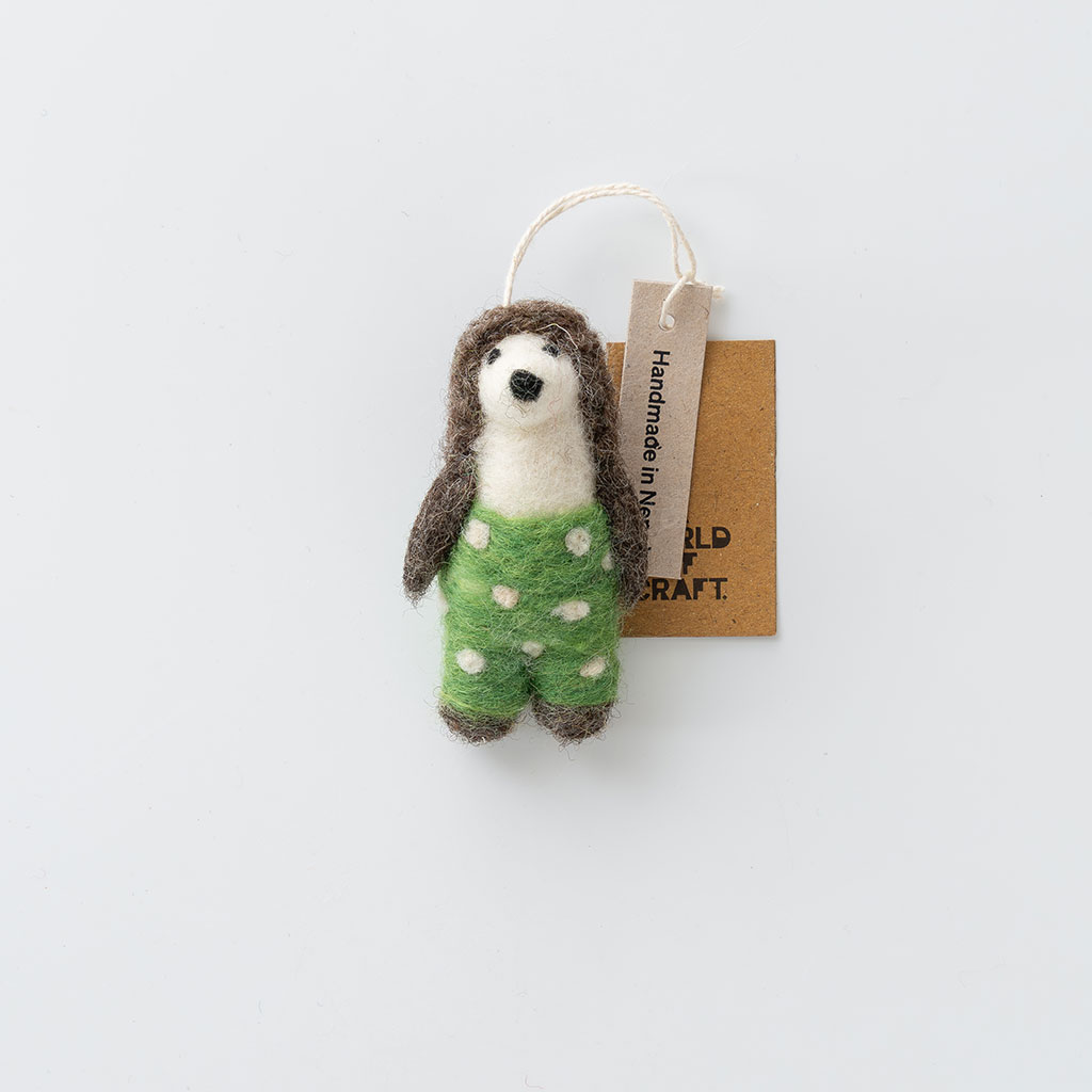 A WORLD OF CRAFT｜オーナメント 16 HEDGEHOG IN GREEN PANTS