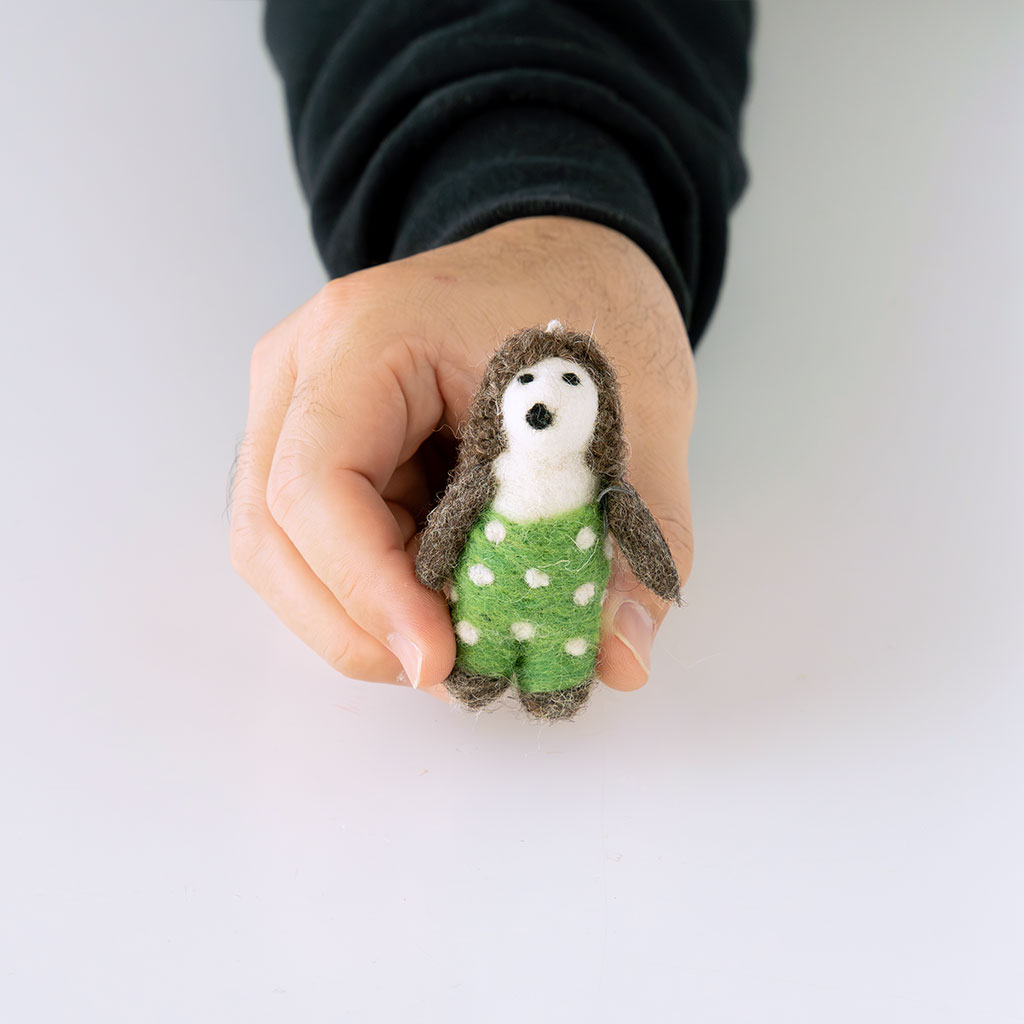 A WORLD OF CRAFT｜オーナメント 16 HEDGEHOG IN GREEN PANTS