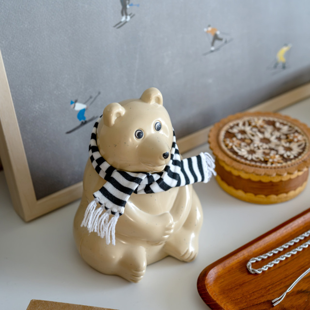 【2026年限定】しろくま貯金箱｜ブラックボーダーマフラー付き Polar Bear Money Box