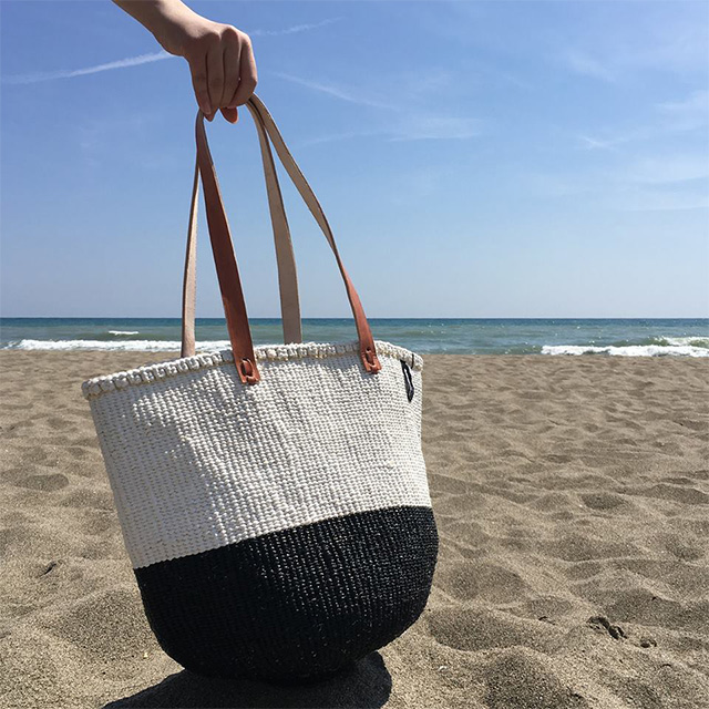 Mifuko ミフコ｜Kiondo バスケット［サイザル麻×再生プラスチック］ショルダーバッグ［ロングハンドル］Mサイズ ブラックハーフ