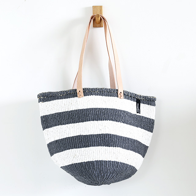 Mifuko ミフコ｜Kiondo バスケット［サイザル麻×再生プラスチック］ショルダーバッグ［ロングハンドル］Mサイズ グレーボーダー