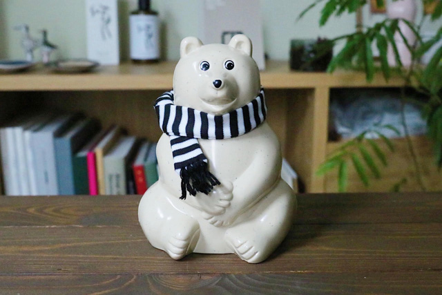 【2020年限定】しろくま貯金箱｜ブラックボーダーマフラー付き Polar Bear Money Box