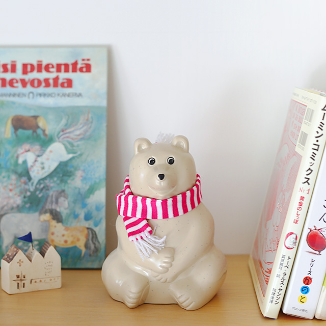 【2018年限定】しろくま貯金箱｜ピンク（フリンジ白）ボーダーマフラー付き Polar Bear Money Box