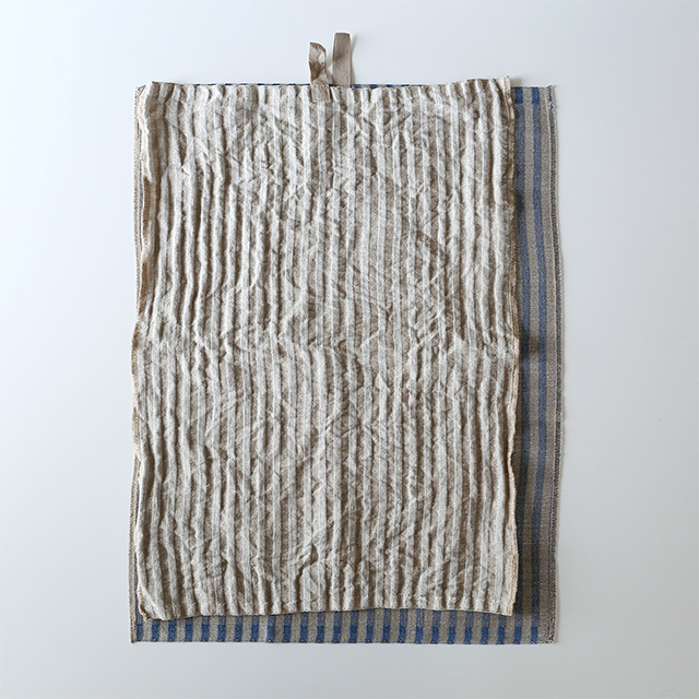 Vaxbo Lin ヴェクスボリン｜ハンドタオル LILLA STORM（上が一度水通ししたタオル、下が新品のタオル）