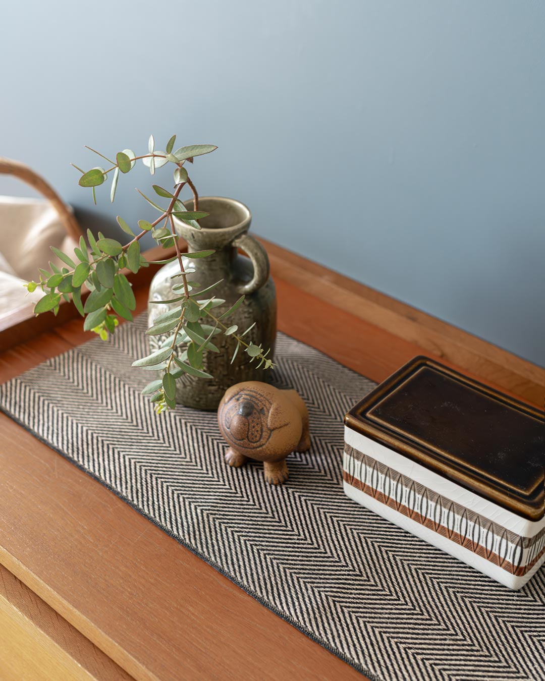 Vaxbo Lin ヴェクスボリン｜テーブルランナー FESTREMSA（ブラック）