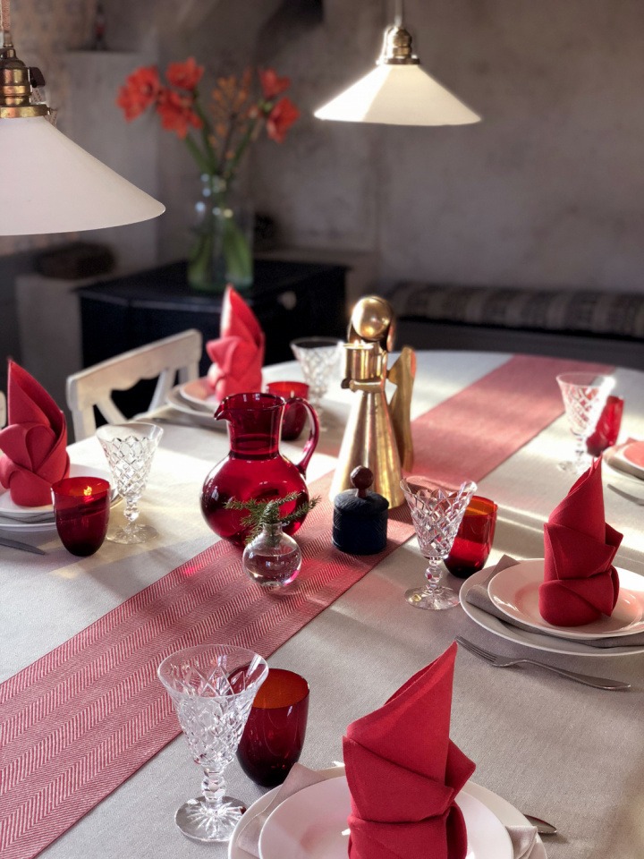 Vaxbo Lin ヴェクスボリン｜テーブルランナー FESTREMSA（レッド）