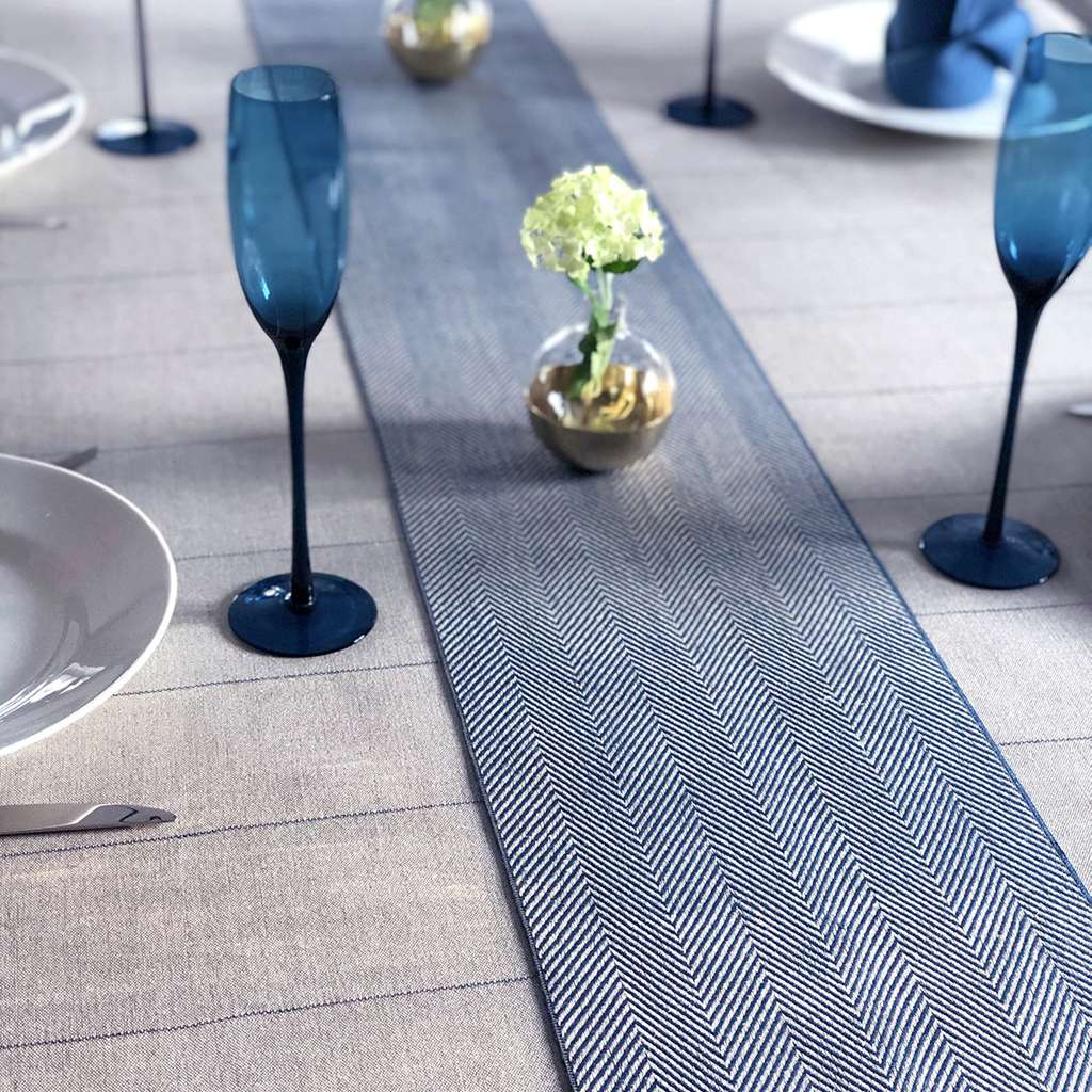 Vaxbo Lin ヴェクスボリン｜テーブルランナー FESTREMSA（ブラック）