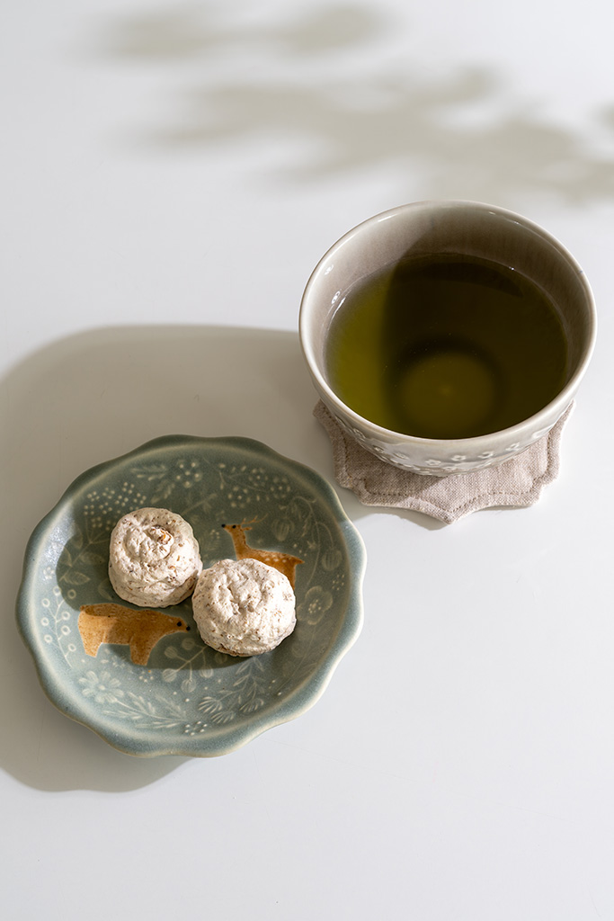 よしざわ窯|くまとシカの草花小皿 薄緑(しっとり)
